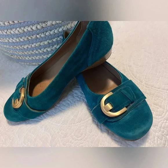 Emerald Green & Matte  Gold Loafers - Picture 8 of 9